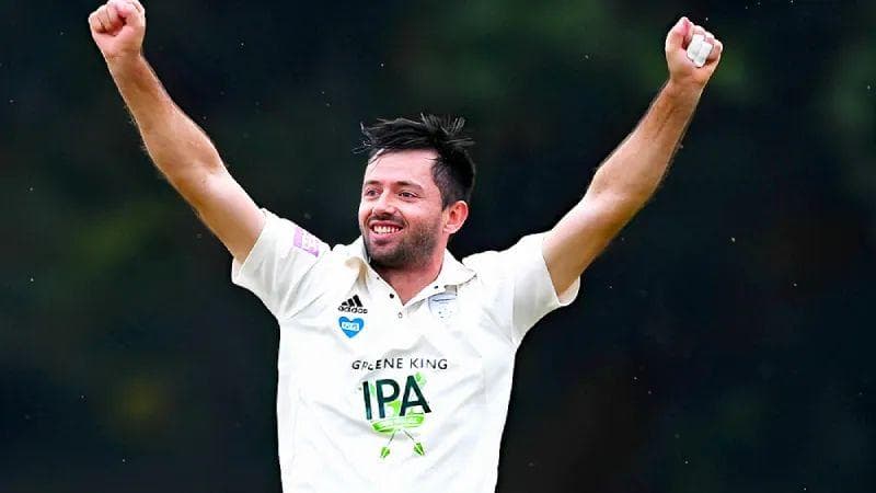 <strong>Ian Holland’s Top-Order Carnage Keeps Hampshire’s Dreams Alive</strong>